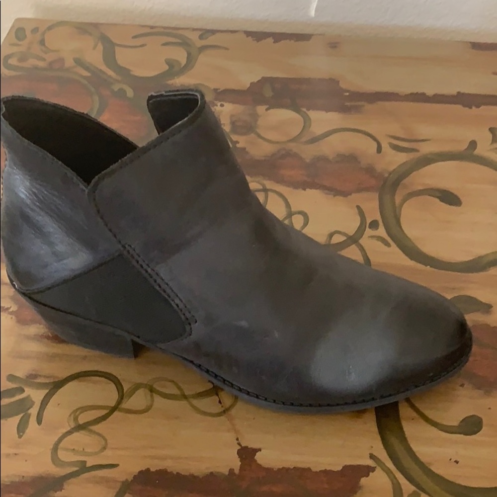 Me too Zoey black leather booties